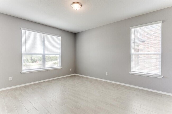 Building Photo - 1100 Desaix Dr