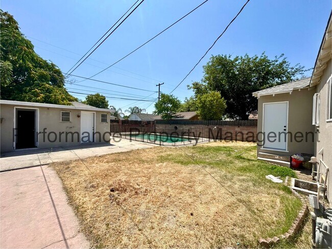 Building Photo - Charming 3 Bed/1 Bath in Home w/ RBP & Sec...