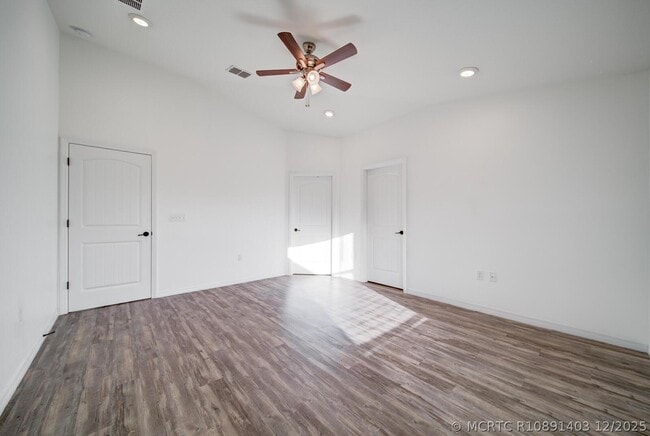 Building Photo - 4631 SW Athena Dr