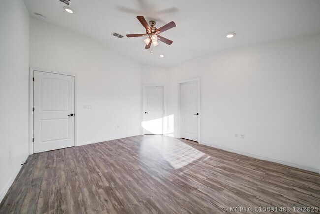 Building Photo - 4631 SW Athena Dr