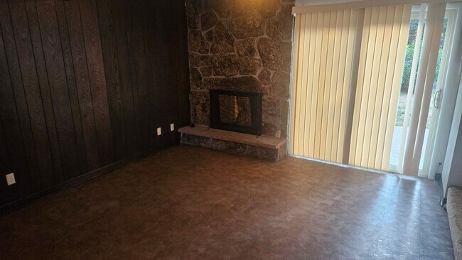 Building Photo - Cute 3 Bedroom Home Minutes from CSU