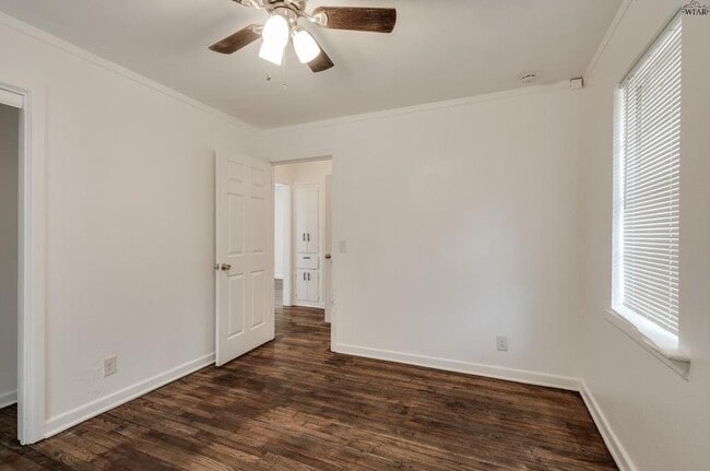 Building Photo - 604 E 1st St