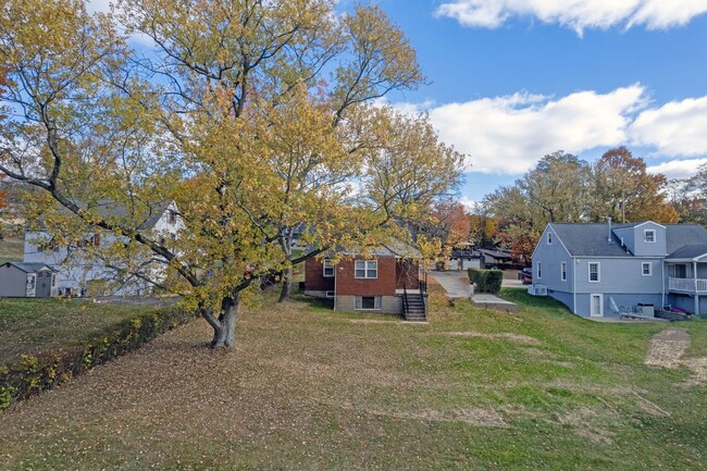 Building Photo - Welcome to this charming two-bedroom in Ho...