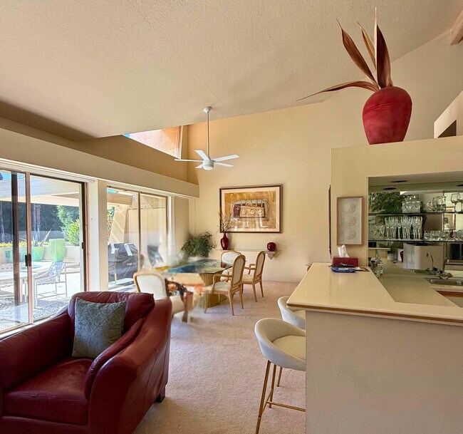 Building Photo - 253 Kavenish Dr