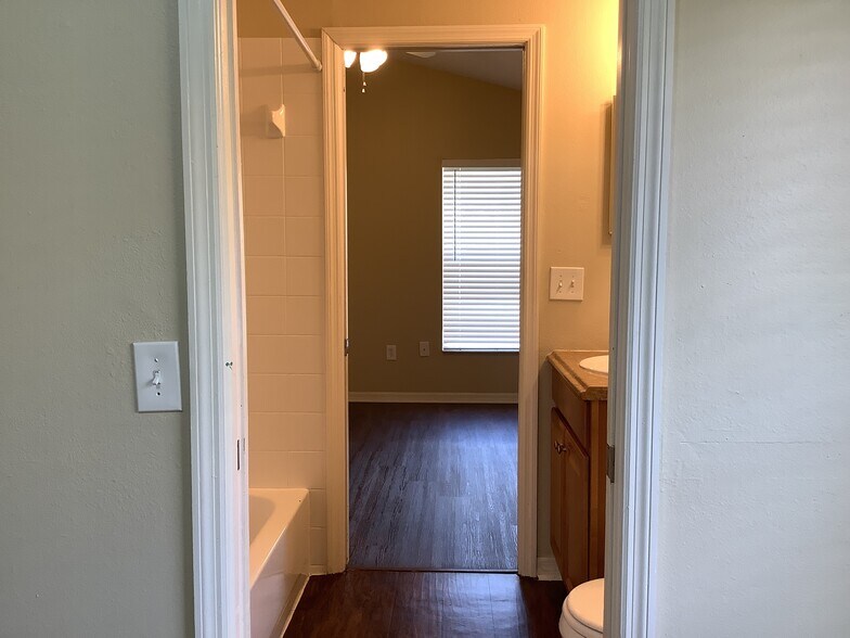 Building Photo - 9312 Hidden Water Cir