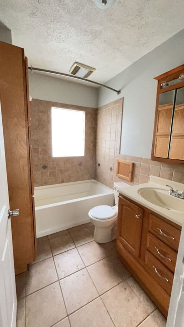 Building Photo - For Rent: 2 Bed 1 Bath with Fence + 1 Gar Garage + Deck!