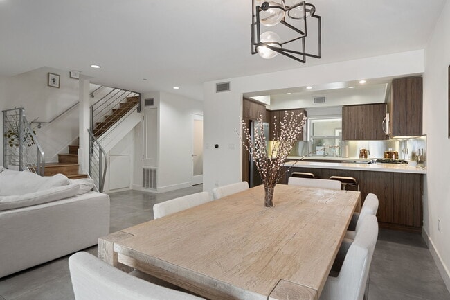 Building Photo - 11023 Fruitland Dr