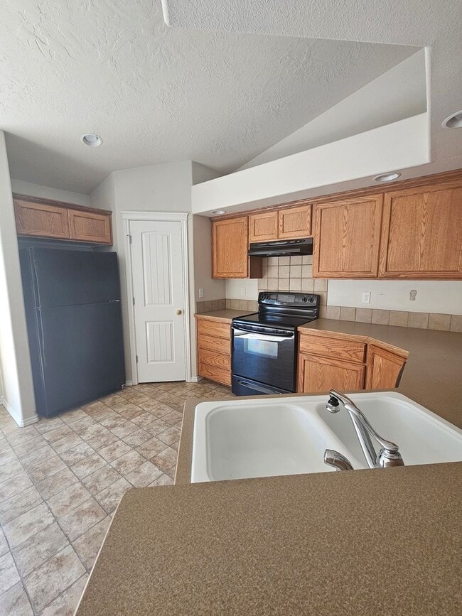 Building Photo - 4 Bedroom Home Close to Settlers Park