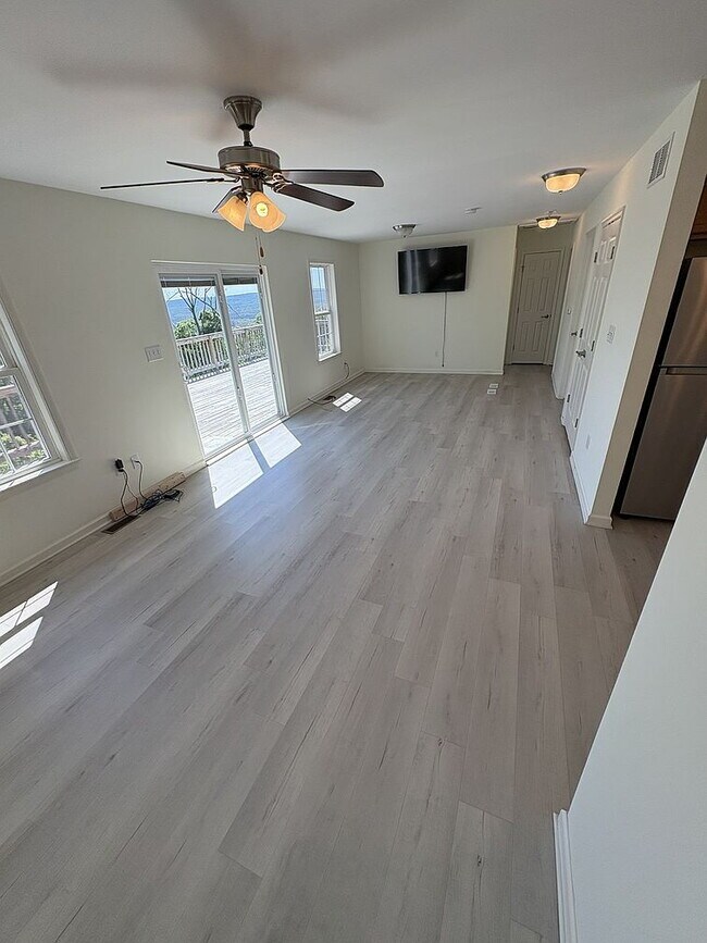 Building Photo - SINGLE FAMILY HOME