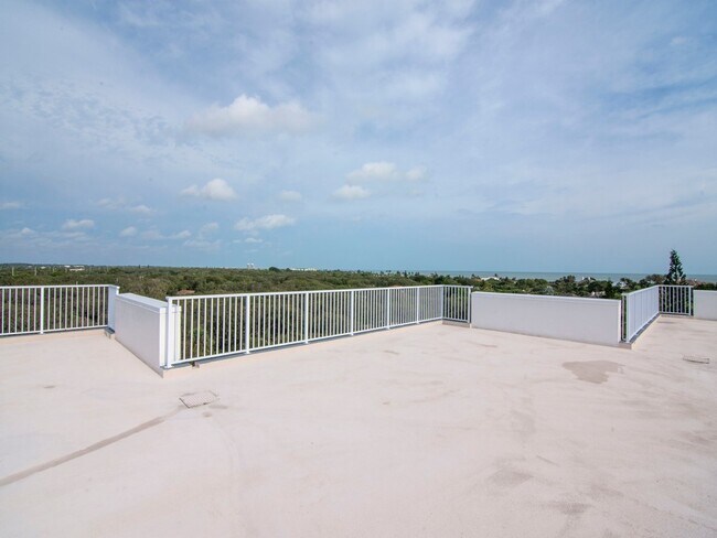 Building Photo - 935 E Causeway Blvd
