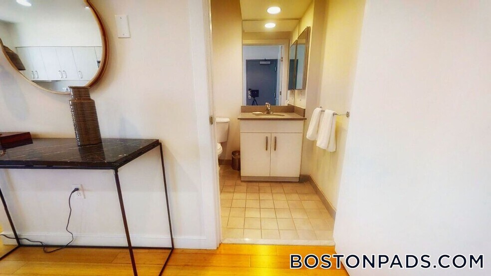 Building Photo - 601 Albany St