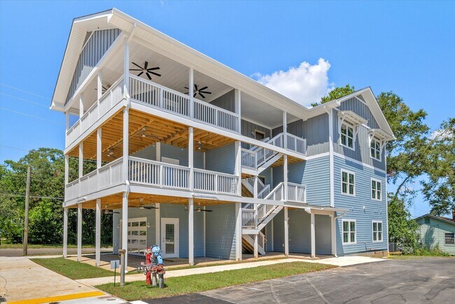 Building Photo - 5/5.5 Townhomes, Built 2024, Walk to stadi...