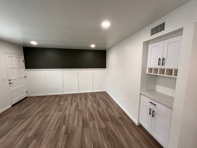 Building Photo - M76 - Rego