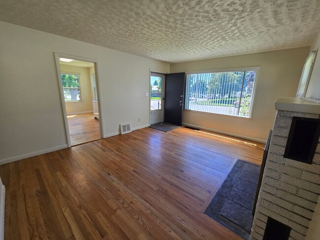 Building Photo - Beautiful North Side Home! Available Now!