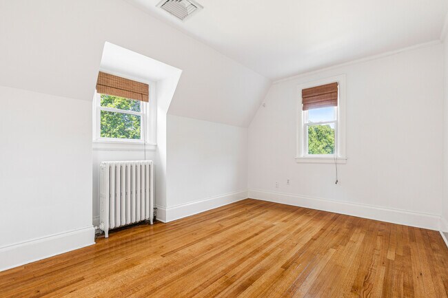 Building Photo - 30 Park Dr N