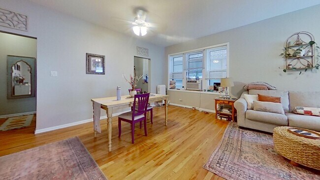 Interior Photo - 1331-41 W. Addison