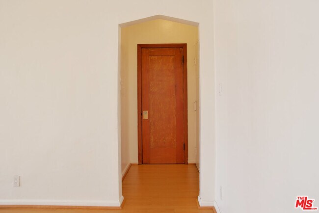 Building Photo - 611 Cloverdale Ave