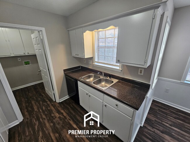 Building Photo - Newly Renovated 5BR Home with 2,334 Sq Ft, Fireplace & Fenced Yard in Memphis