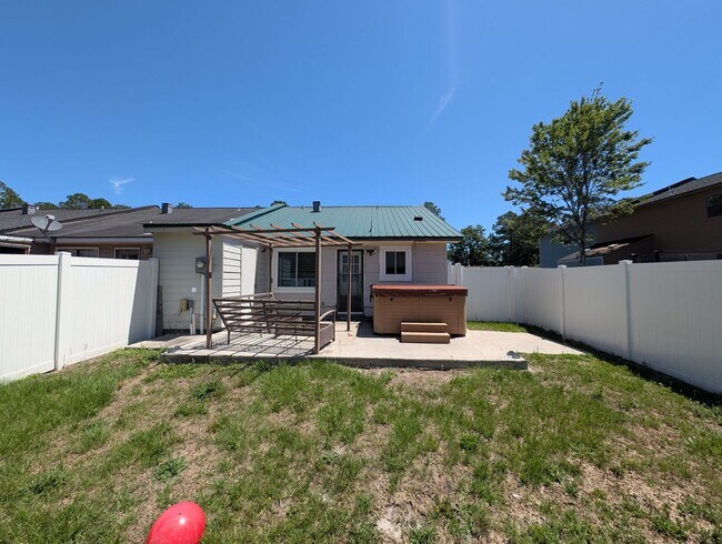 Building Photo - Beautifully Remodeled 2 Bed, 1.5 Bath Dupl...