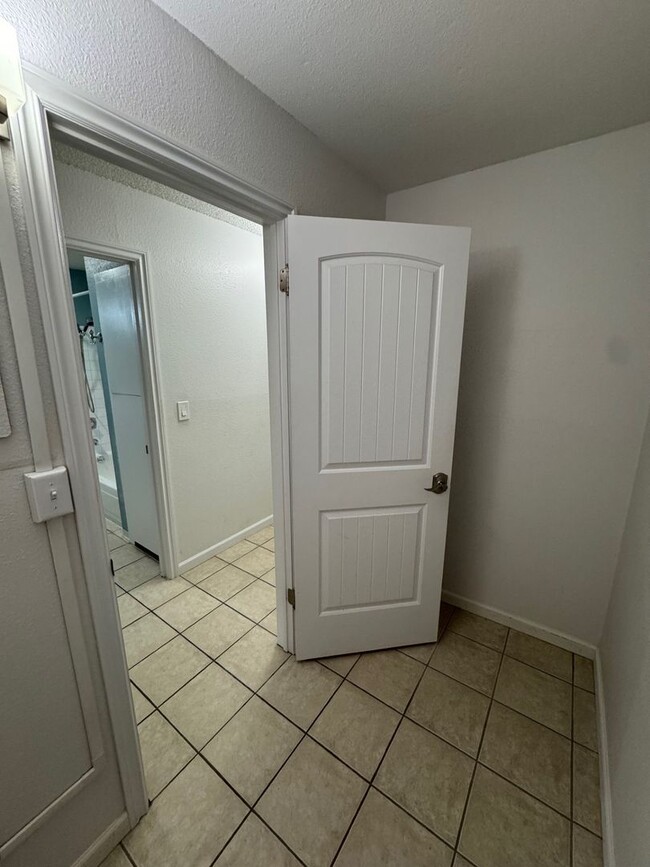 Building Photo - Quiet and beautiful 1 bed 1 bath unit in K...