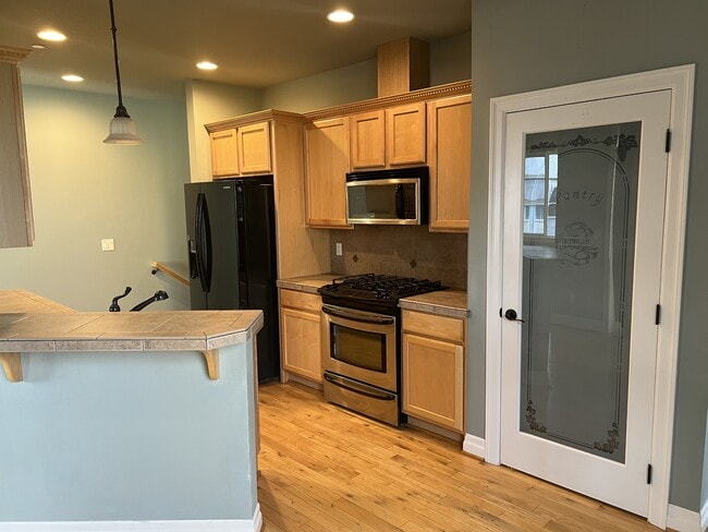 Building Photo - 1526 NE Market Dr