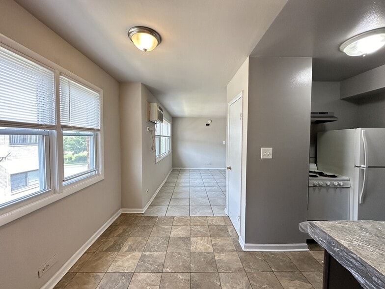 Building Photo - 9610 Ivanhoe Ave