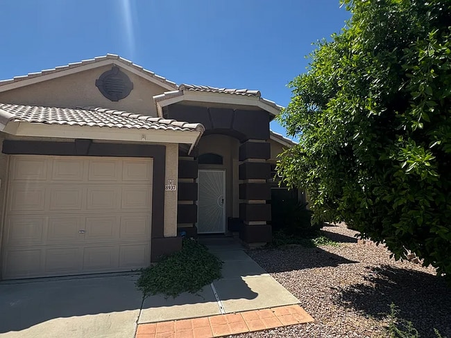 Building Photo - 8937 W Lone Cactus Dr