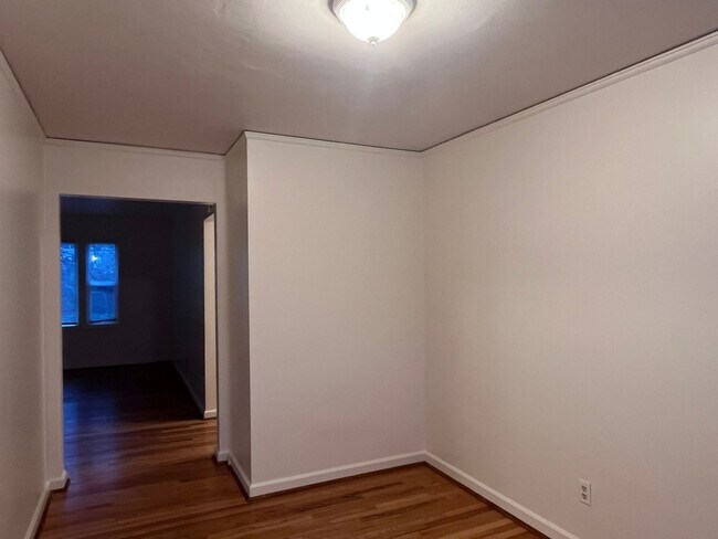 Building Photo - Stunning 2 Bed, 1 Bath Vintage Charmer!