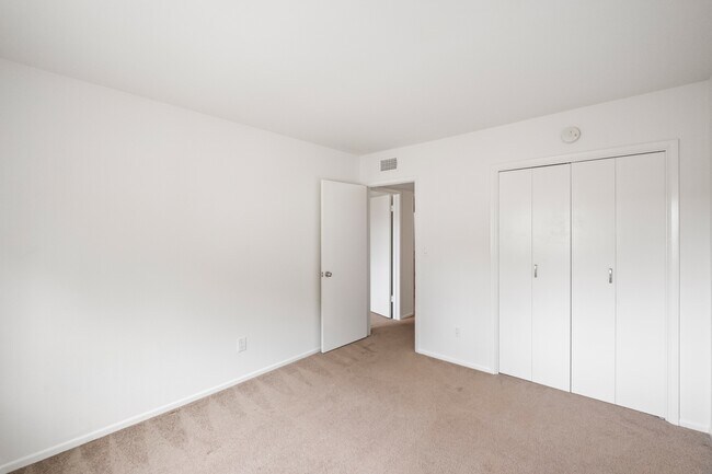 Building Photo - 11260 Overland Ave