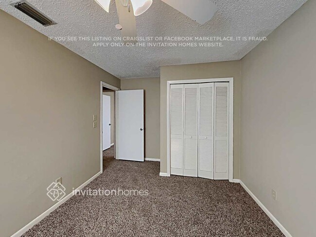 Building Photo - 16601 Vallely Dr