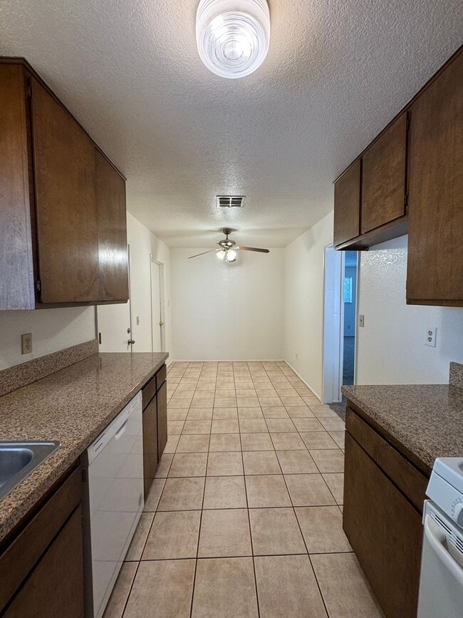 Building Photo - Victorville Home