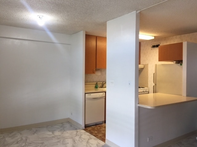Building Photo - Well maintained 2 bedroom 1 bathroom unit ...