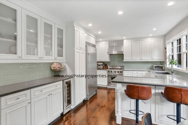 Building Photo - Lake Oswego Perfection