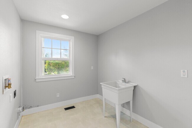 Building Photo - 335 Gil Blas Rd