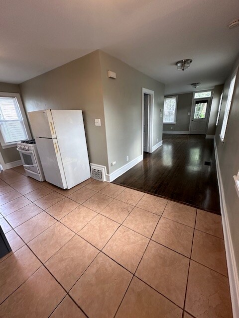 Building Photo - 310 W Scott St