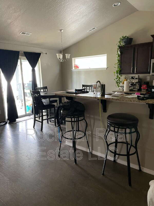 Building Photo - 1327 N Rogue River St