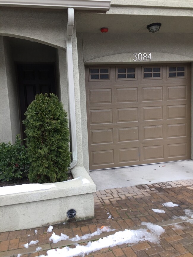 Primary Photo - Large 2 Bedroom Sterling Ridge Town Home w...