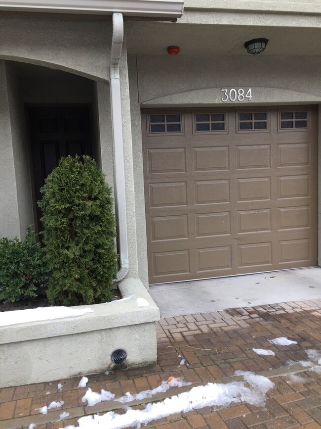 Building Photo - Large 2 Bedroom Sterling Ridge Town Home with 2 car garage