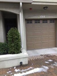 Building Photo - Large 2 Bedroom Sterling Ridge Town Home with 2 car garage