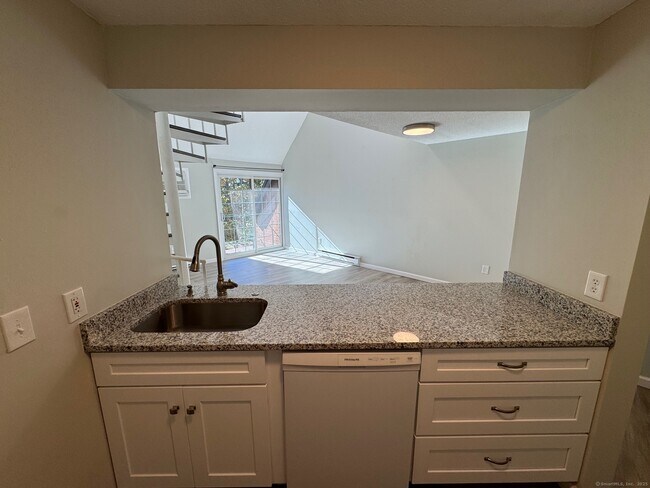 Building Photo - 181 Loomis Dr