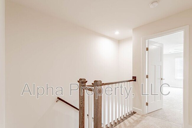 Building Photo - 127 Roseridge Dr