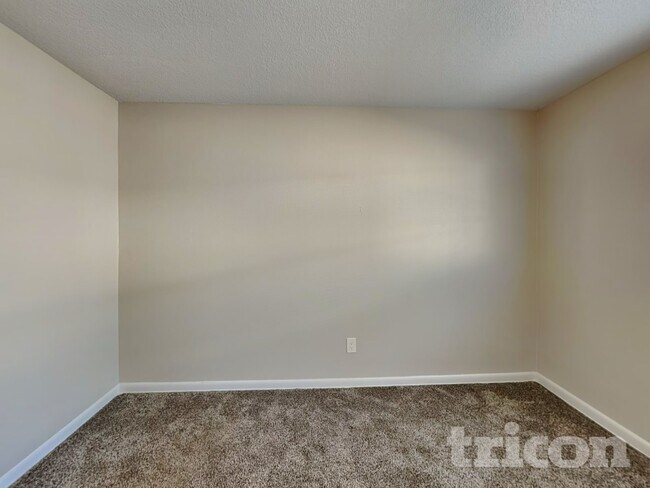 Building Photo - 3516 E Roundtree Dr