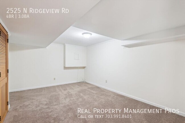 Building Photo - 2525 N Ridgeview Rd