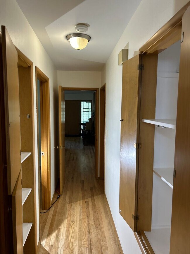 Building Photo - dege01