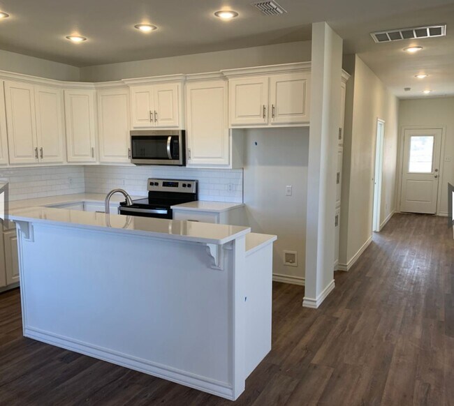 Building Photo - Brand new open concept quartz countertops