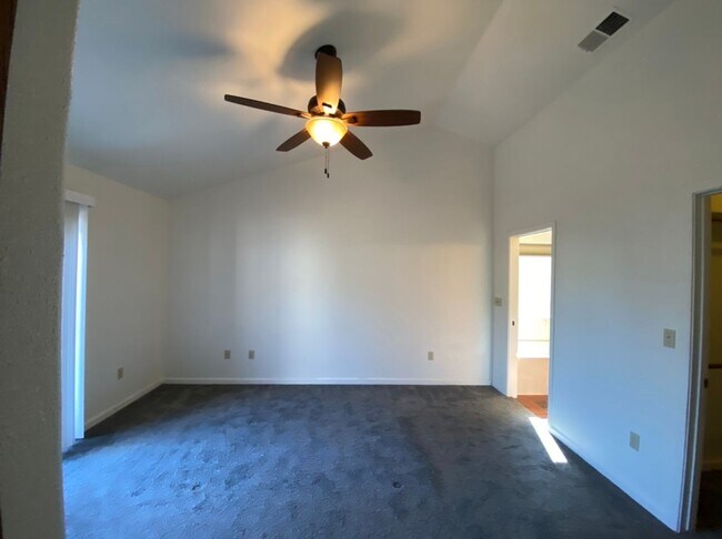 Building Photo - Single story located on a court!