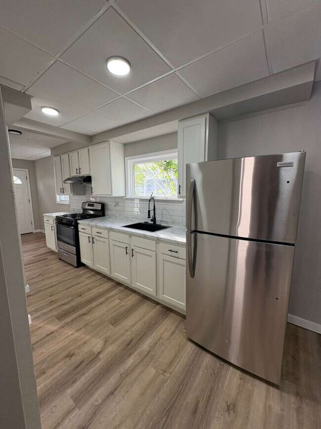 Building Photo - Spacious 4-Bedroom Home in Cleveland