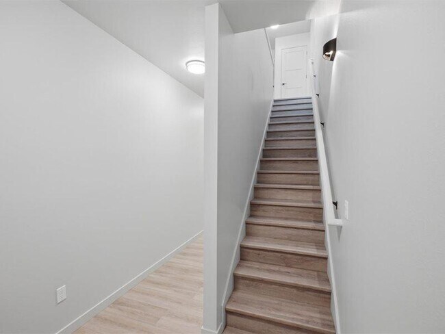 Building Photo - 1390 Overlook Ave NW