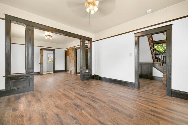 Building Photo - Large Single Family home with Bonus Room!