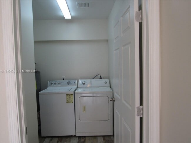 Building Photo - 440 NW 15th Ave